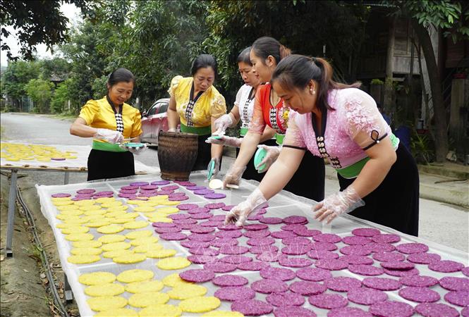 Nghề làm bánh Khẩu xén, bánh Chí chọp của người Thái trắng, thị xã Mường Lay, tỉnh Điện Biên