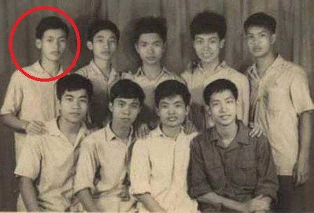 9 học sinh được tuyển chọn để ôn thi Toán Olympic quốc tế. Hoàng Lê Minh là người được khoanh đỏ