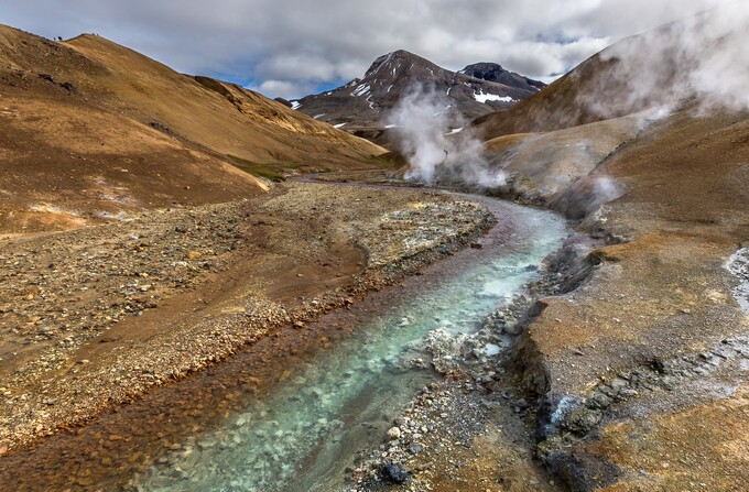 Kerlingarfjöll nổi tiếng với cảnh quan thiên nhiên độc đáo, bao gồm những thác nước, thác nước nóng và những cánh đồng băng trải rộng