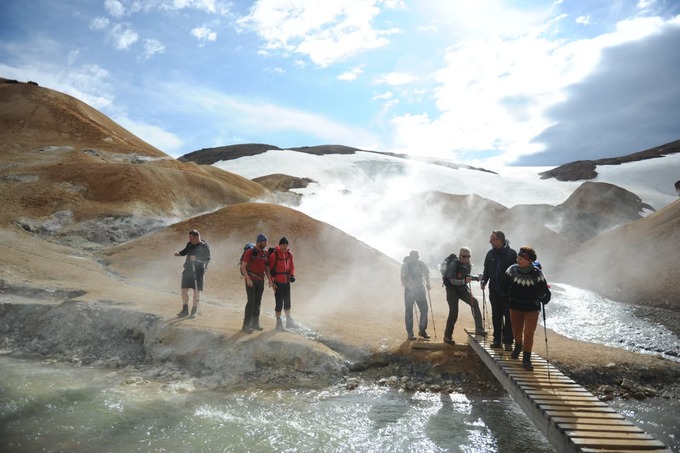 Du khách đến khám phá dãy núi Kerlingarfjöll