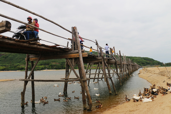 Năm có lũ nhỏ, cầu bị sụp một đoạn, năm lụt lớn thì cả cây cầu bị nước cuốn trôi. Ảnh: Báo Thanh niên