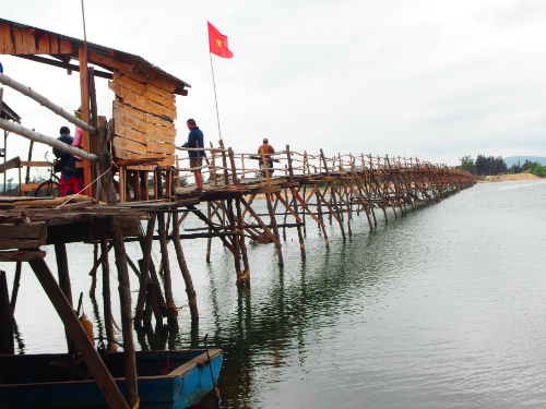 Theo người dân, cây cầu ban đầu không phải do người trong tỉnh làm. Về sau, nhiều người địa phương góp tiền tự xây cầu, quản lý, thu phí