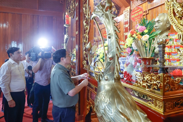 Thủ tướng Chính phủ Phạm Minh Chính dâng hương tưởng nhớ, tri ân anh linh Đại tướng Võ Nguyên Giáp - Ảnh: VGP/Nhật Bắc