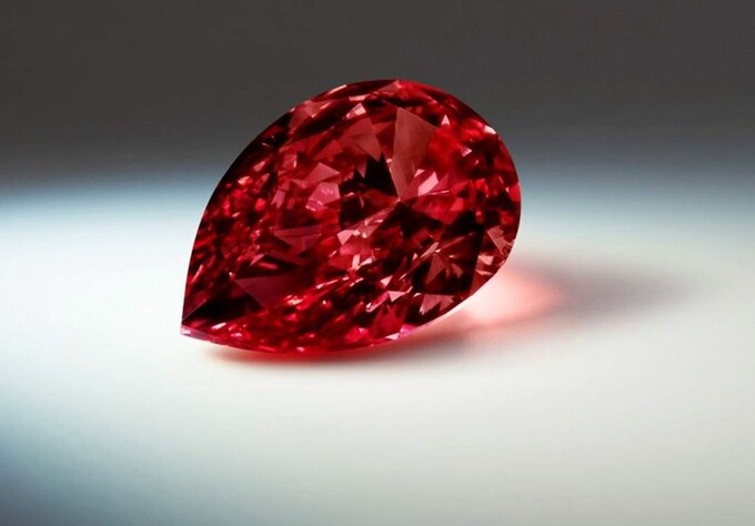 Viên kim cương được chế tạo hoàn toàn từ các nguyên tố carbon chiết xuất từ hoa mẫu đơn đỏ. Ảnh minh họa