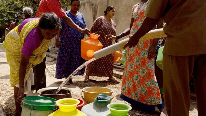 Người dân thành phố Bengaluru đang xếp hàng lấy nước. Ảnh: REUTERS