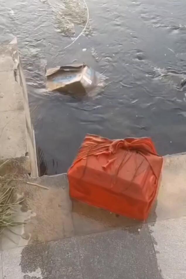 Anh Pang suy đoán rằng, chiếc hộp vuông được bọc bằng tấm vải đỏ này có thể là hộp chứa tro cốt của người chết