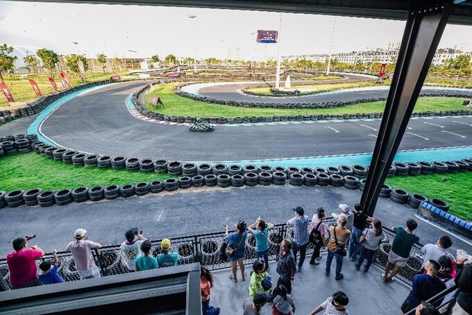 Du khách ưa mạo hiểm có thể trải nghiệm đường đua Go-kart tích hợp dài bậc nhất Đông Nam Á, bao gồm sân đua trong nhà dài 417 m và sân đua ngoài trời dài 923 m, với các loại xe điện, xe xăng hiện đại nhất, phù hợp với sở thích và trình độ của các tay đua.