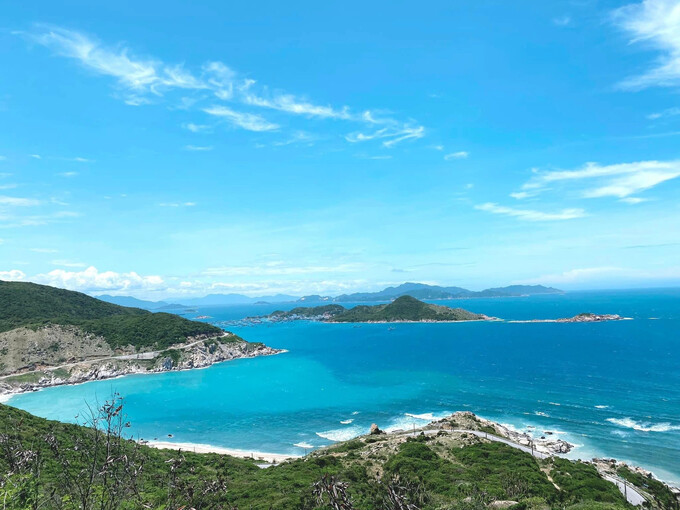 Tuyến đường này còn được biết đến với nhiều vùng biển quyến rũ và hấp dẫn