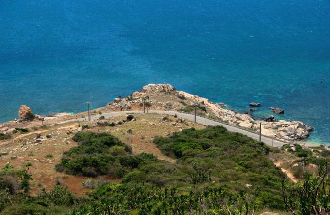 Cung đường biển Vĩnh Hy - Bình Lập dài khoảng 57km