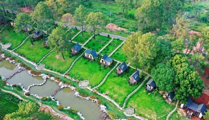Mộc Châu nằm ở độ cao trung bình hơn 1.000m, nằm giữa sông Đà (phía đông bắc) và sông Mã (phía tây nam) như hai hệ thống điều hòa không khí tự nhiên, làm cho khí hậu ở đây mát mẻ quanh năm