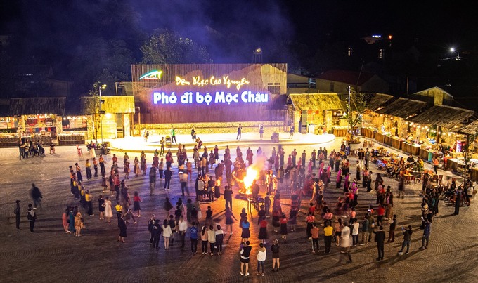 Du khách đến với Mộc Châu cũng có thể tham quan trải nghiệm tại Phố chợ đêm Mộc Châu với các không gian bán sản vật, quà tặng đặc trưng các dân tộc Mộc Châu