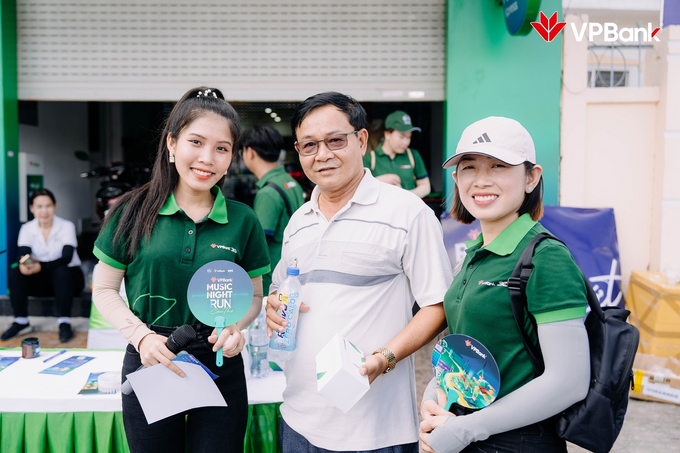 Tại các khu vực công cộng, đoàn xe dừng lại với hoạt động tặng quà và tư vấn sản phẩm, hướng dẫn khách hàng cách đăng ký và sử dụng các dịch vụ tài chính