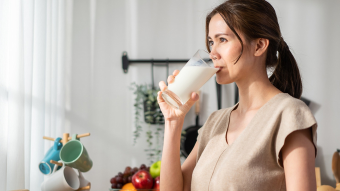 Uống sữa khi đói không khác gì với