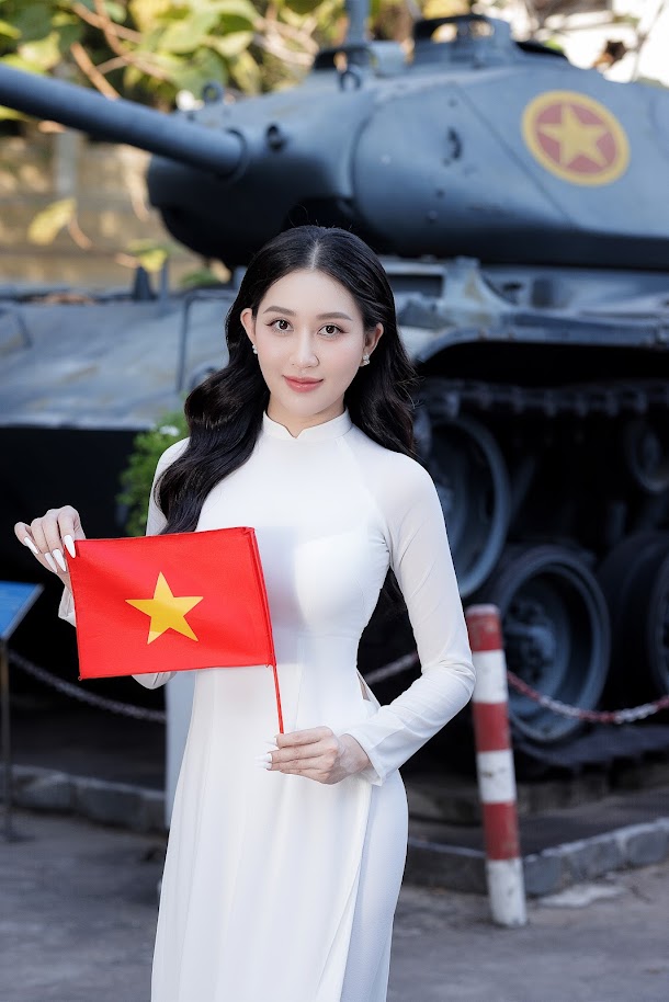 Những ngày cuối tháng 4, Hoa hậu Huỳnh Thúy Anh luôn nhớ về những ngày hào hùng của cha, ông đóng góp vào chiến thắng 30/4/1975 mang lại hòa bình cho đất nước Việt Nam.