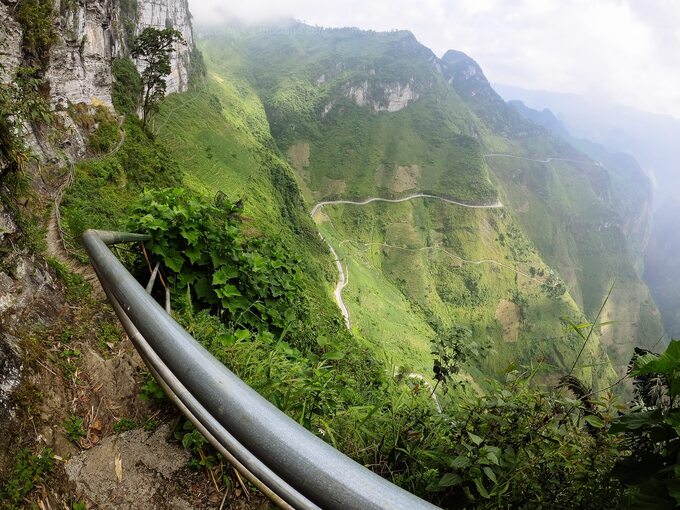 Do đường hẹp, chỉ đủ cho một chiếc xe máy đi qua, khi có xe đi ngược chiều, người dân thường phải dừng lại và điều khiển xe một cách cẩn thận để tránh tai nạn