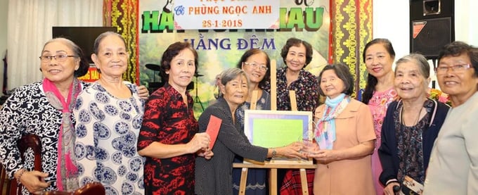 Bà Phùng Ngọc Anh (thứ 4 từ phải sang) cùng các đồng đội của mình trong ngày gặp mặt sau 50 năm bị địch xử bắn lén lút