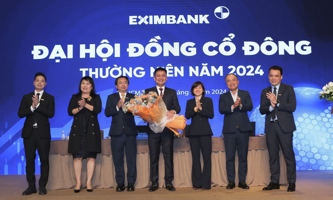 Ông Nguyễn Hồ Nam (nhận hoa) sau khi trúng cử thành viên HĐQT Eximbank nhiệm kỳ 2020-2025.