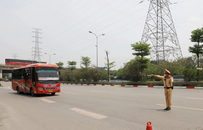 Đội CSGT đường bộ số 14 (TP Hà Nội) dừng xe ô tô khách tại đầu cao tốc Pháp Vân - Cầu Giẽ để kiểm tra, xử lý vi phạm giao thông.