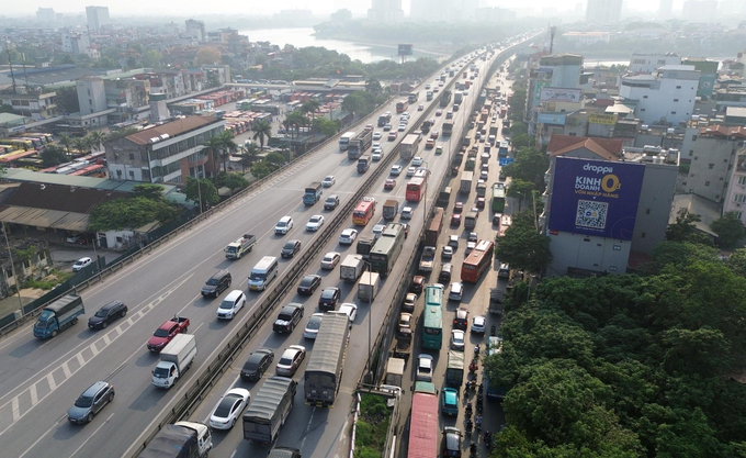 Tuyến đường hướng ra ngoại thành trên địa bàn thành phố Hà Nội đã xảy ra tình trạng ùn ứ cục bộ.