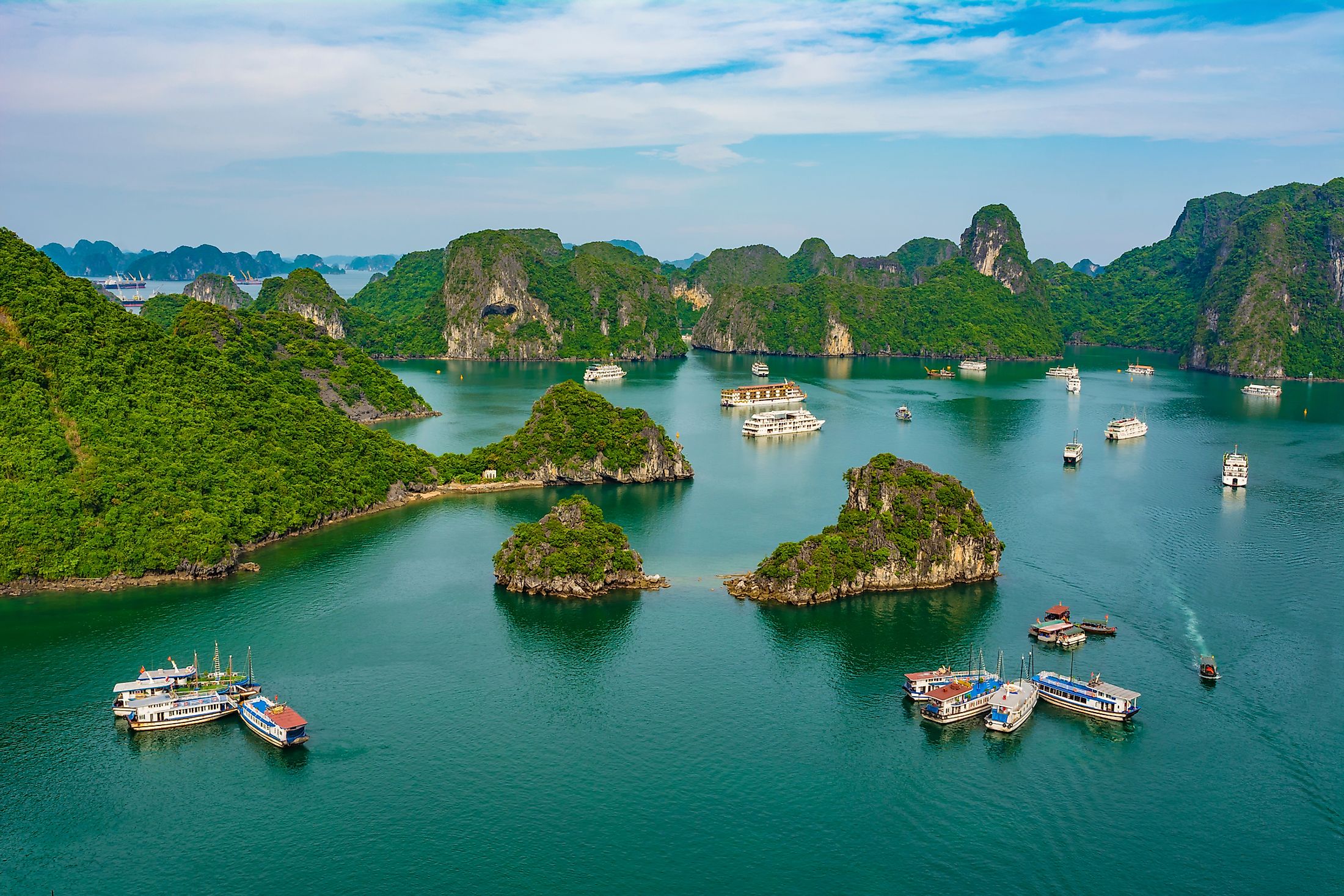 Vịnh Hạ Long. Ảnh: Shutterstock