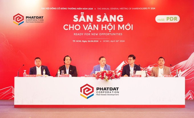 Chủ tọa điều hành cuộc họp ĐHĐCĐ thường niên năm 2024 của Phát Đạt. Ảnh: Phát Đạt