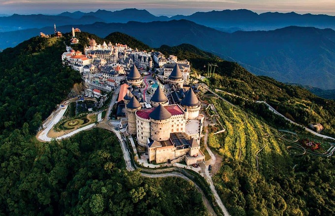Khu du lịch Bà Nà Hills nằm trên dãy núi gần thành phố Đà Nẵng, cách trung tâm khoảng 25km về phía tây nam và cao hơn mực nước biển 1.487m