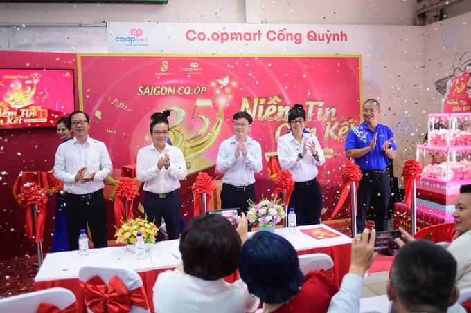 Lãnh đạo Saigon Co.op thực hiện nghi thức khởi động chương trình