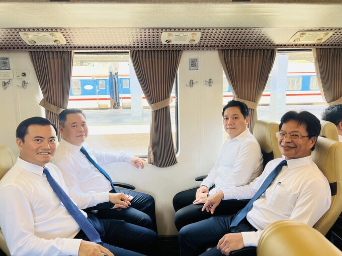 Lãnh đạo TP.HCM cùng lãnh đạo VNR trải nghiệm đoàn tàu