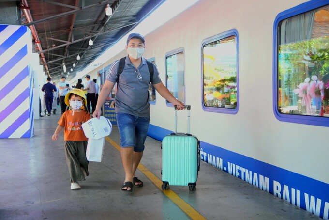 Những hành khách đầu tiên trải nghiệm đoàn tàu mới siêu xịn này