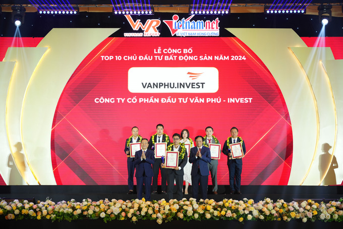 Đại diện Văn Phú – Invest nhận chứng nhận Top 10 chủ đầu tư bất động sản năm 2023