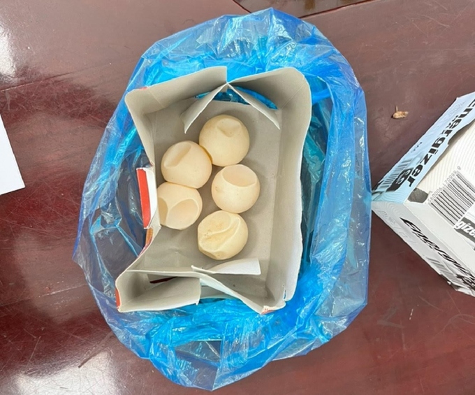 Tang vật là 5 quả trứng rùa biển do cơ quan chức năng thu giữ. Ảnh: Báo Thanh niên