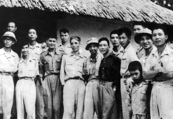 Tố Hữu (hàng đầu, thứ 6 từ trái sang) cùng các văn nghệ sĩ trong kháng chiến chống Pháp. Ảnh tư liệu/Báo QĐND