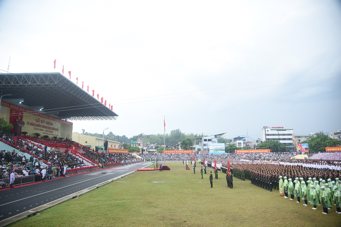 Quang cảnh Lễ kỷ niệm 70 năm Chiến thắng Điện Biên Phủ, trời Điện Biên bất ngờ đổ mưa, nhưng Lễ kỷ niệm vẫn được cử hành trang trọng theo đúng kế hoạch.