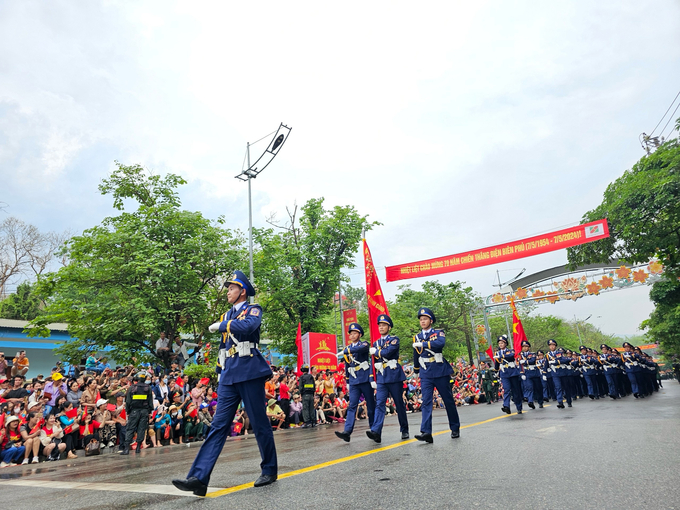 Đoàn diễu binh, diễu hành đã đi ra đường phố trong sự chào đón nhiệt liệt của nhân dân.