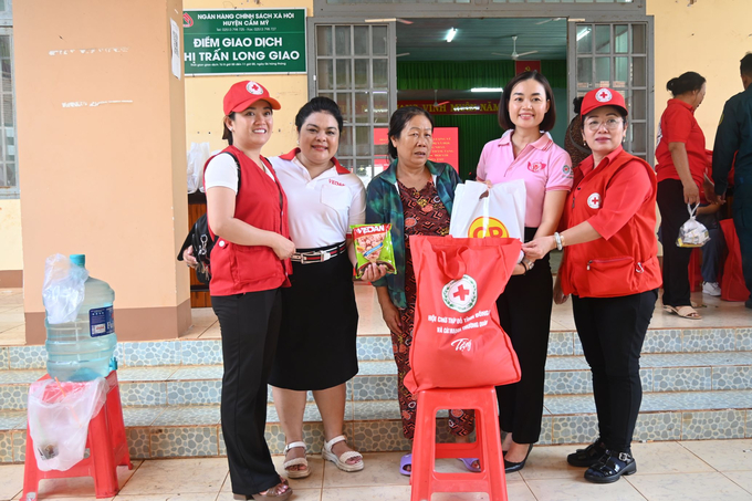 Bà Nguyễn Thu Thủy - Phó Giám đốc Đối ngoại Vedan Việt Nam đồng hành Hội CTĐ tỉnh Đồng Nai tham dự Lễ ra quân dân vận và tặng quà cho bà con có hoàn cảnh khó khăn