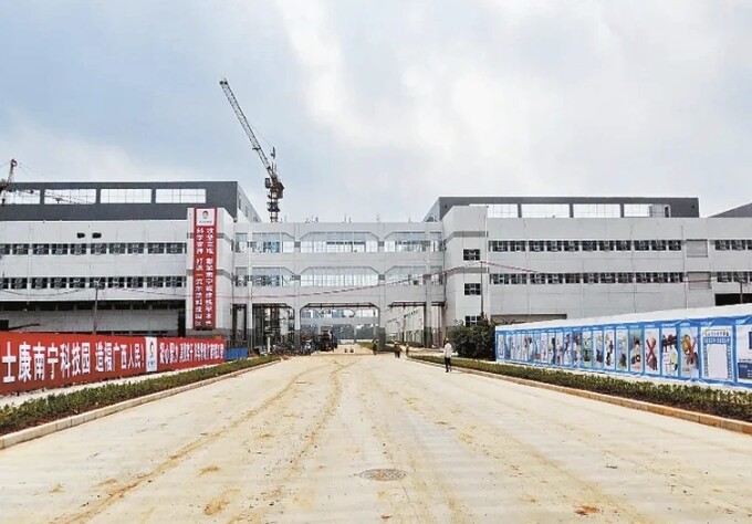 Nhà máy iPhone của Foxconn tại Trung Quốc trở nên vô cùng vắng vẻ. Ảnh: Yahoo