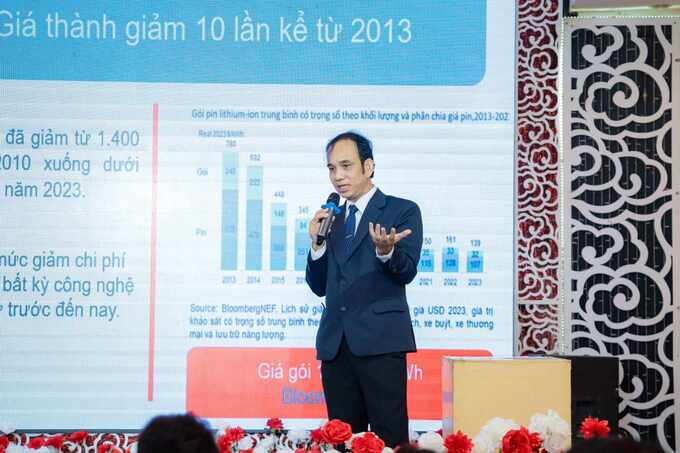 Ông Trần Quốc Tâm, CEO của LITHACO giới thiệu về công nghệ pin lưu trữ năng lượng mới.