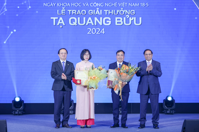 Thủ tướng Phạm Minh Chính và Bộ trưởng Bộ KH-CN Huỳnh Thành đạt trao Giải thưởng Tạ Quang Bửu 2024 cho TS. Nguyễn Thị Kim Thanh và PGS. Trần Mạnh Trí