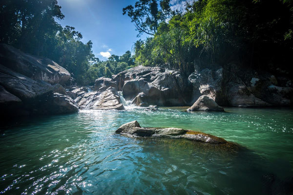 Nơi đây thu hút lượng lớn du khách ưa khám phá, mạo hiểm bởi địa hình mấp mô, hiểm trở. Ảnh: Ba Hồ Waterfall Nha Trang