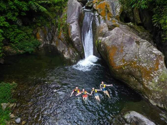 Du khách trekking tại suối Cửa Tử trước trận mưa lũ. Ảnh: Tùng Núi