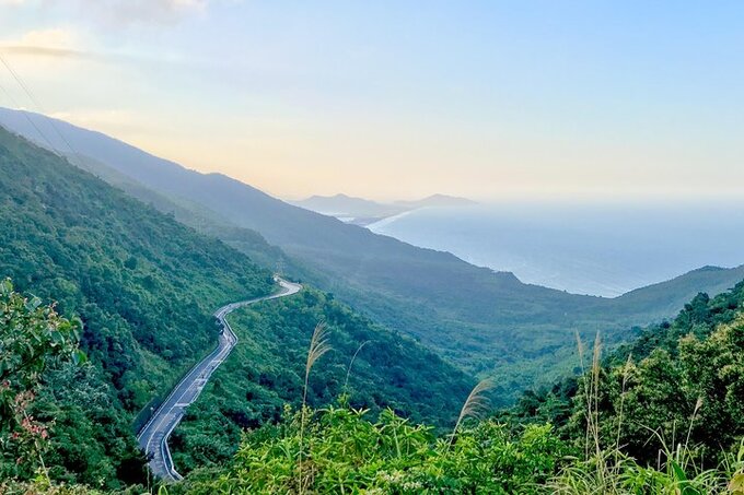 Đèo Hải Vân dài khoảng 20km, vắt ngang qua dãy Bạch Mã hùng vĩ và có độ cao gần 500m so với mực nước biển. Ảnh: Tripadvisor