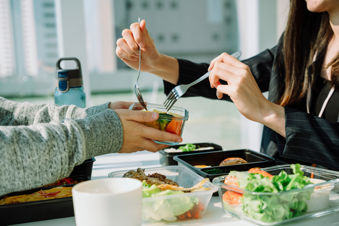 Tự nấu ăn tại nhà có thể giúp bạn kiểm soát và giảm bớt lượng calo và muối tiêu thụ (Ảnh: Fresh N Lean)