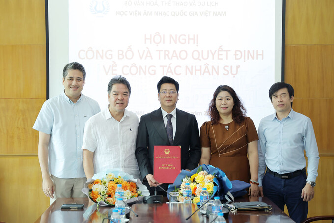 Ban lãnh đạo Học viện Âm nhạc Quốc gia Việt Nam chúc mừng NSND Quốc Hưng nhận nhiệm vụ mới. Ảnh: Hòa Nguyễn