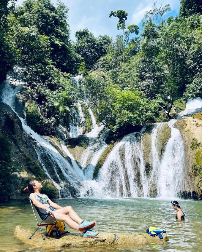 Dừng chân tại thác Bản Ba, bạn có thể ngâm mình, tận hưởng làn nước mát rượi từ trên thác đổ xuống. Ảnh: Ban Ba Waterfall