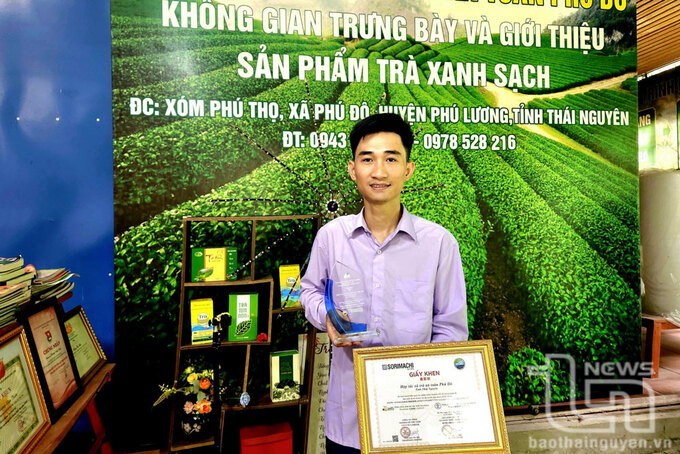 Giám đốc Hợp tác xã trà an toàn Phú Đô Hoàng Văn Tuấn với phần thưởng “Vua chuyển đổi số nông nghiệp