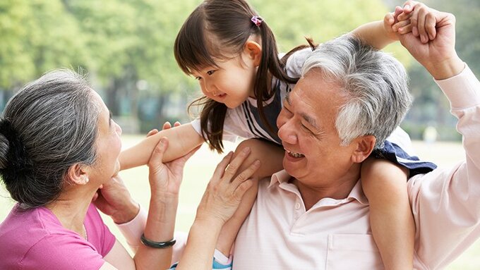 Chăm sóc cháu không chỉ đơn thuần là việc chăm lo hàng ngày và đồng hành, mà còn là dạy dỗ và bảo vệ sự phát triển của chún (Ảnh: Parenting)