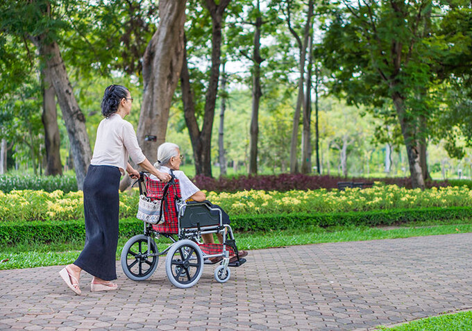 Trong gia đình, nhiều người vì lo lắng cha mẹ không chịu nổi áp lực hoặc vì lý do khác mà chọn cách giấu giếm những việc quan trọng. Tuy nhiên, điều này vô tình khiến cha mẹ cảm thấy bị gạt ra ngoài, thiếu niềm tin và gia tăng cảm giác cô đơn, bất lực