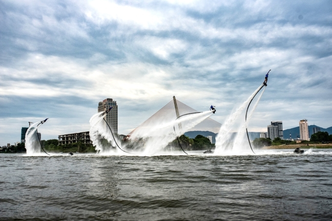 Quá trình tập luyện của nghệ sĩ H2O cho show diễn Symphony of River. Ảnh: Da Nang Downtown