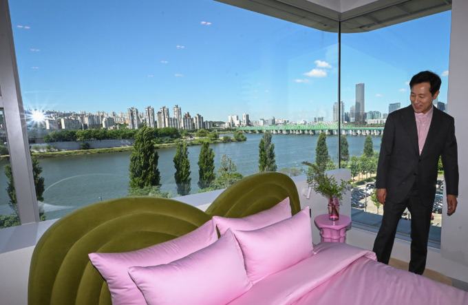 Thị trưởng Seoul Oh Se-hoon tham quan khách sạn trên cầu đầu tiên trên thế giới (Ảnh: Koera Times)