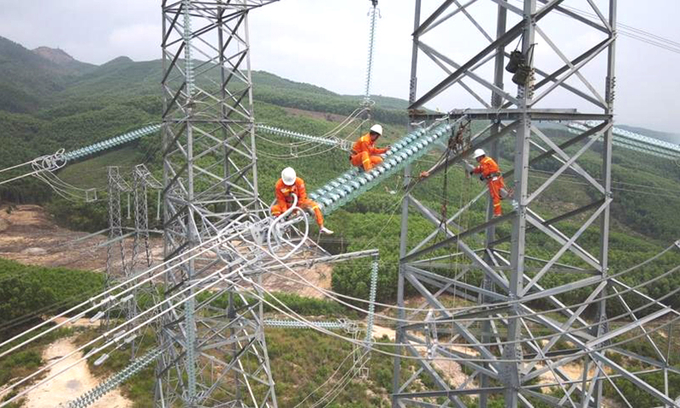 Các đơn vị thi công dự án đường dây 500 kV mạch 3 từ Quảng Trạch (Quảng Bình) đến Phố Nối (Hưng Yên).